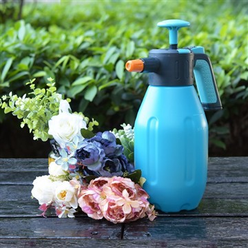 שמירה על לחות בגינה שלי: יום עם המזלף הנאמן שלי